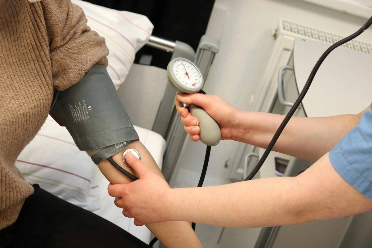 Toma de tensión arterial en una consulta médica